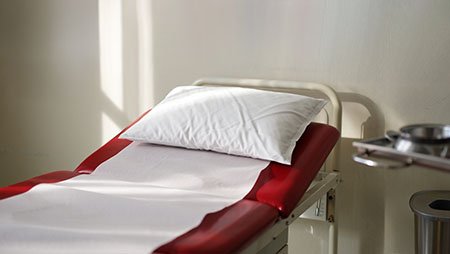 Красная кушетка в больничной палате